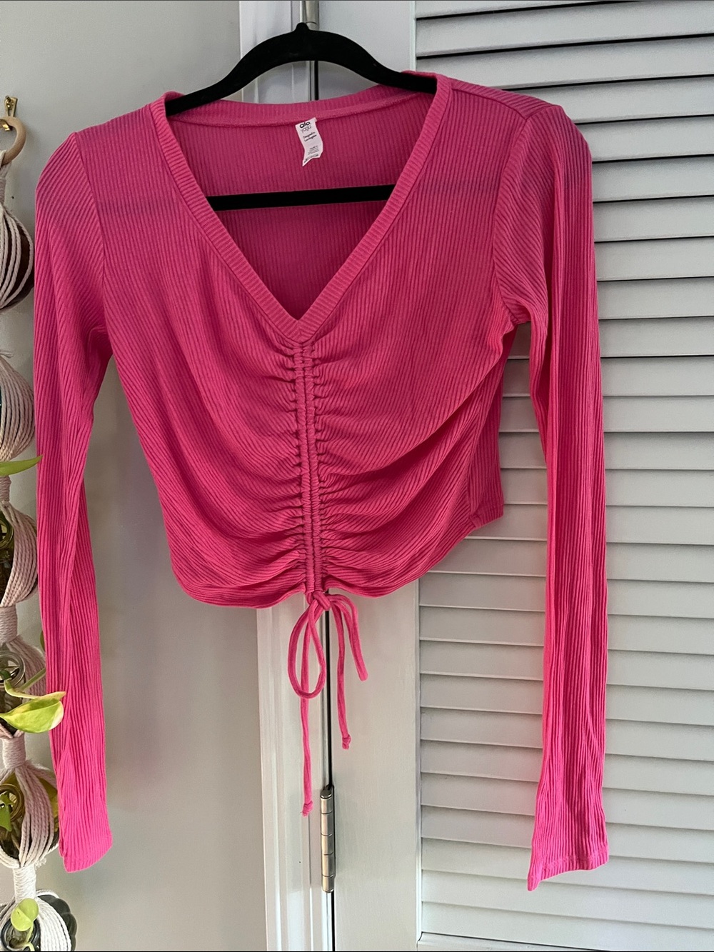 ALO Yoga Ribbed Ruched V-Neck Long Sleeve Crop Top - Hot Pink